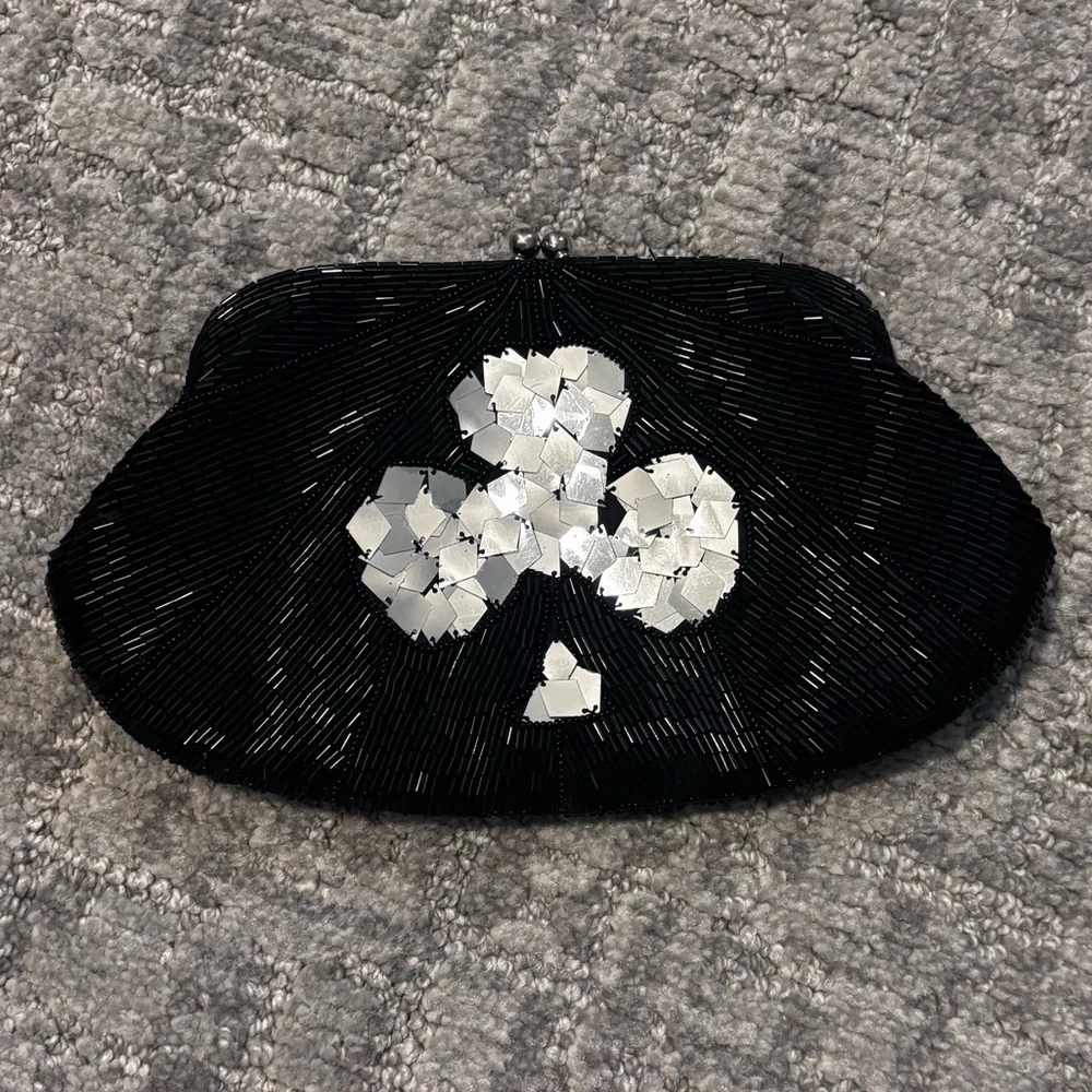 Extē Spade Beaded Clutch with Kiss Lock